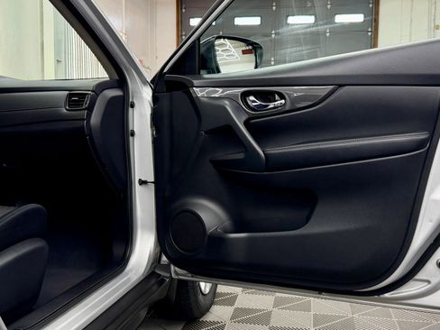 Used 2017 Nissan Rogue S image 8