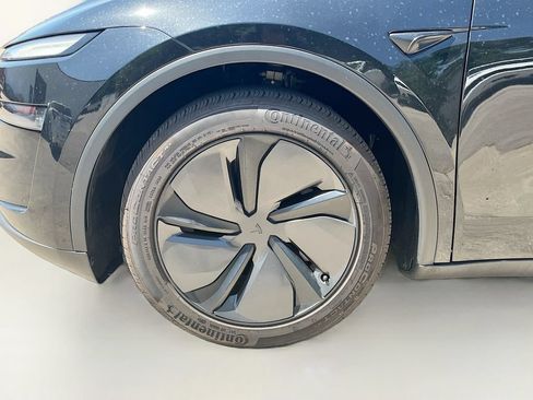 Used 2026 Tesla Model Y 2WD image 31