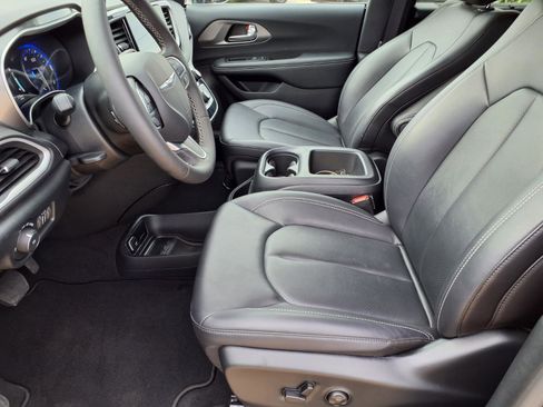 Used 2025 Chrysler Pacifica Select FWD image 13