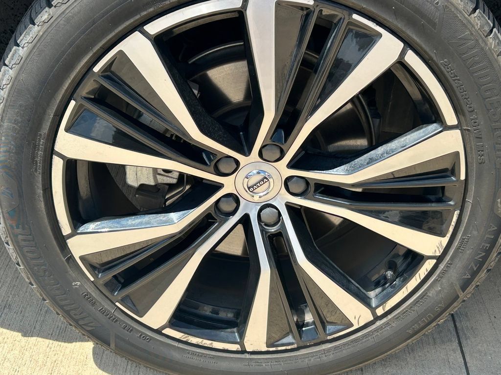 Used 2024 Volvo XC60 B5 Plus AWD/4WD image 9