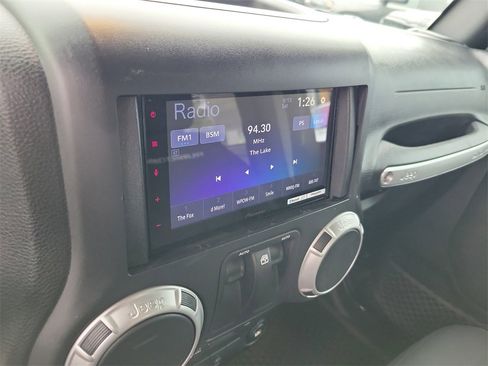 Used 2016 Jeep Wrangler Rubicon w/ Power Convenience Group image 21