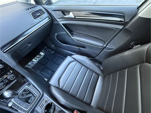 Used 2017 Volkswagen Golf S image 10