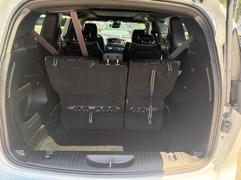 Used 2025 Chrysler Pacifica Limited FWD image 8