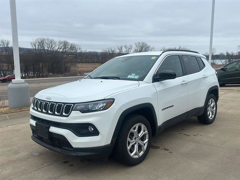 Used 2024 Jeep Compass Latitude image 13