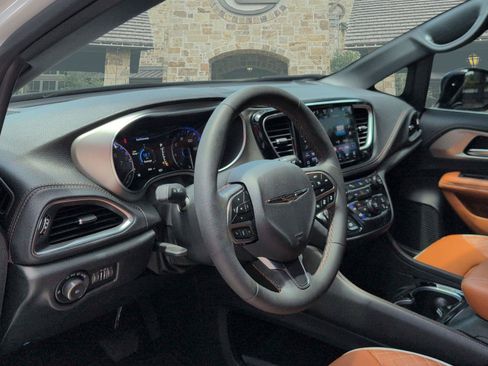 Used 2026 Chrysler Pacifica Pinnacle FWD image 7