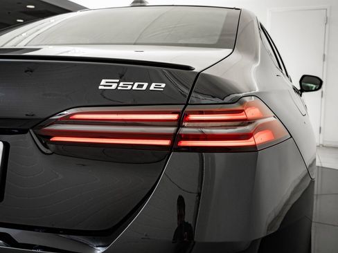 New 2026 BMW 550e xDrive image 9