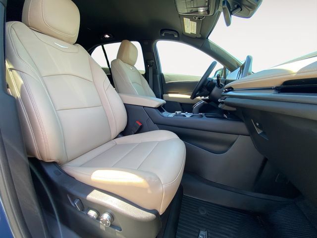 Used 2025 Cadillac XT4 Premium Luxury w/ Cold Weather Package FWD image 15
