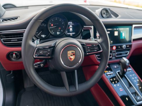 Certified 2025 Porsche Macan image 14