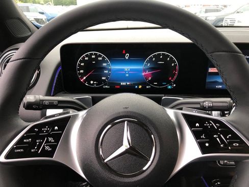 New 2025 Mercedes-Benz GLB 250 4MATIC image 18