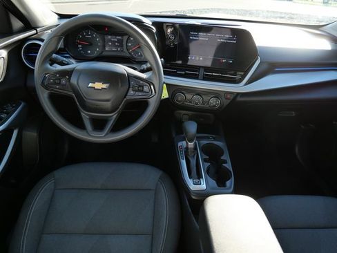 Used 2026 Chevrolet Trax LS w/ LS Convenience Package FWD image 16