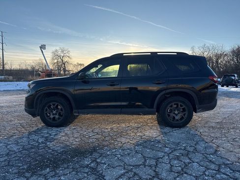 Used 2025 Honda Pilot TrailSport image 8