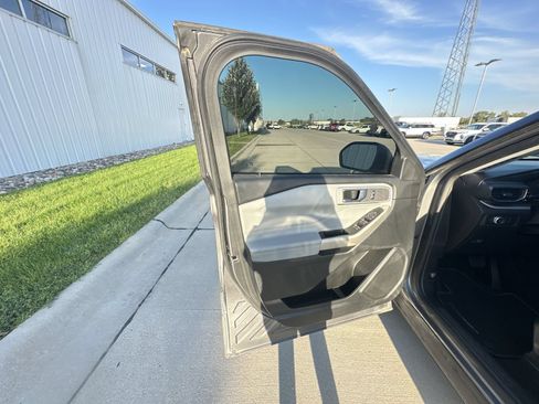 Used 2021 Ford Explorer XLT w/ Equipment Group 202A AWD/4WD image 22