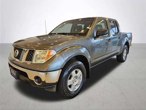 Used 2005 Nissan Frontier SE image 2
