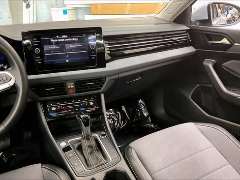 Used 2025 Volkswagen Jetta SE w/ Black Wheel Package image 9