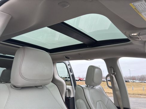 Used 2020 Chrysler Pacifica Limited image 30