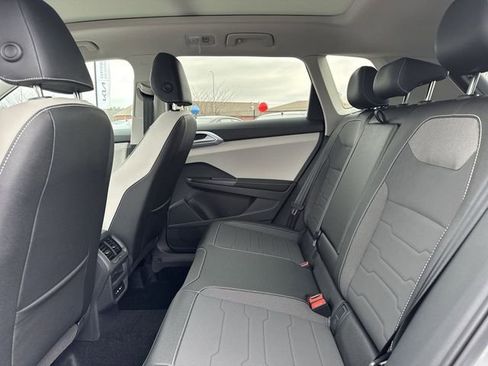 New 2026 Volkswagen Taos SE image 9