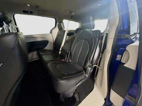 Used 2018 Chrysler Pacifica Touring-L FWD image 25