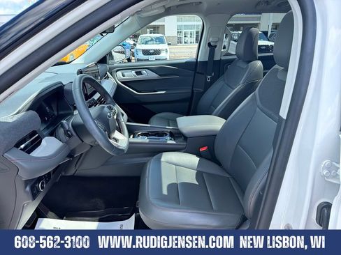 Used 2025 Ford Explorer Active w/ Active Comfort Package AWD/4WD image 9