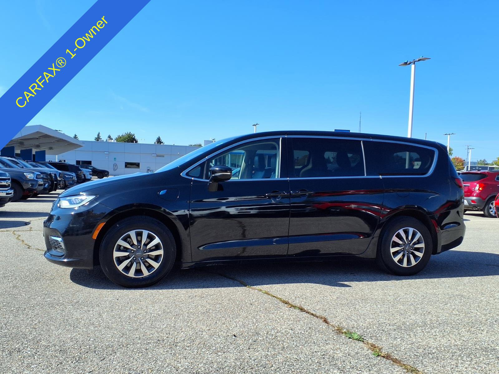 Used 2024 Chrysler Pacifica Limited FWD image 9
