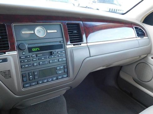 Used 2004 Lincoln Town Car Signature image 24