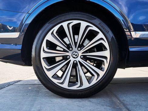 Used 2021 Bentley Bentayga image 18