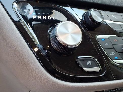Used 2024 Chrysler Pacifica Touring-L FWD image 19