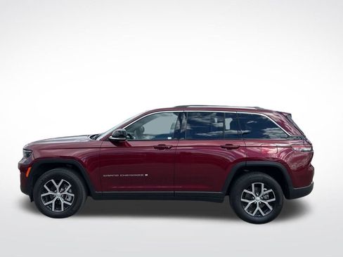 Used 2023 Jeep Grand Cherokee Limited w/ Luxury Tech Group II AWD/4WD image 2