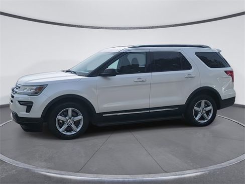 Used 2019 Ford Explorer XLT image 3