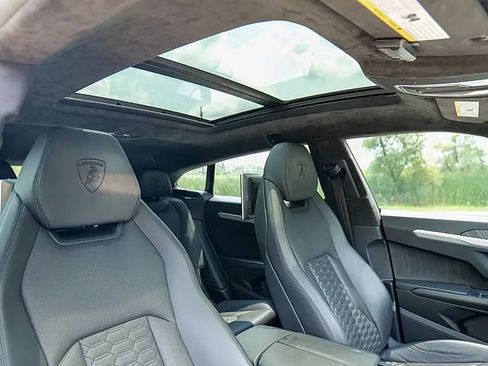Used 2019 Lamborghini Urus AWD/4WD image 3