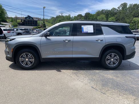 Used 2025 Chevrolet Traverse LT FWD image 14