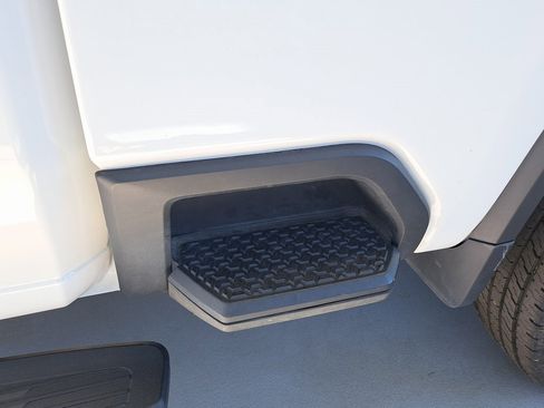 Used 2024 Chevrolet Silverado 2500 LT image 31