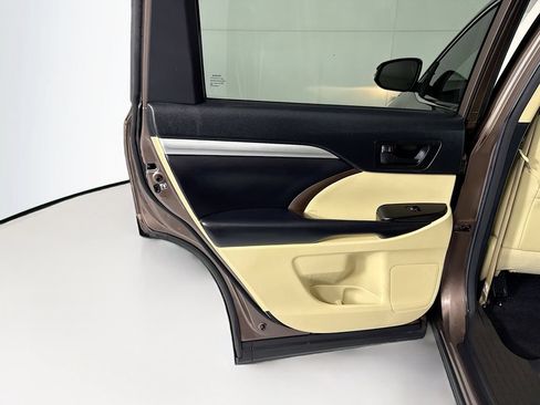 Used 2018 Toyota Highlander Plus FWD image 26