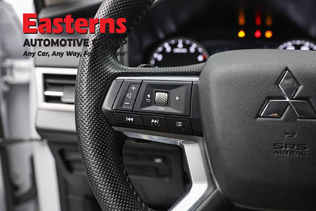 Used 2024 Mitsubishi Outlander SE FWD image 17