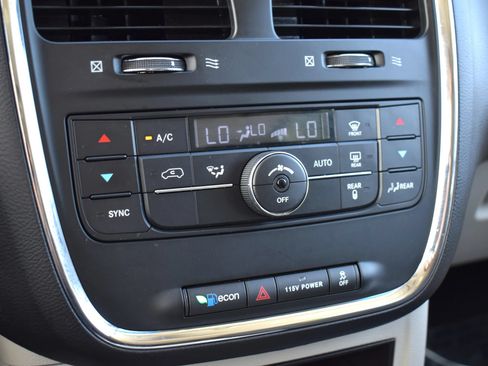 Used 2014 Chrysler Town & Country Touring FWD image 22