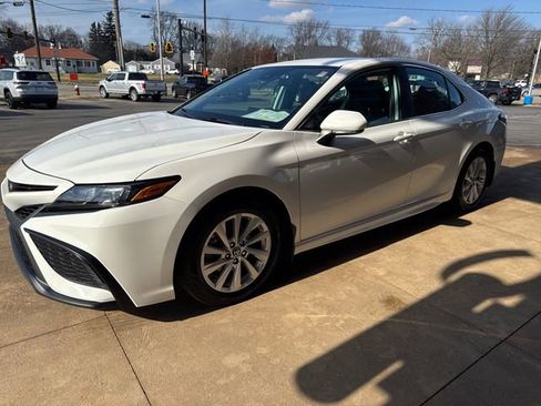 Used 2024 Toyota Camry SE image 4