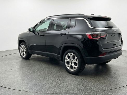 Used 2025 Jeep Compass Latitude AWD/4WD image 6