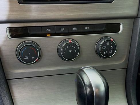 Used 2015 Volkswagen Golf TDI S image 16