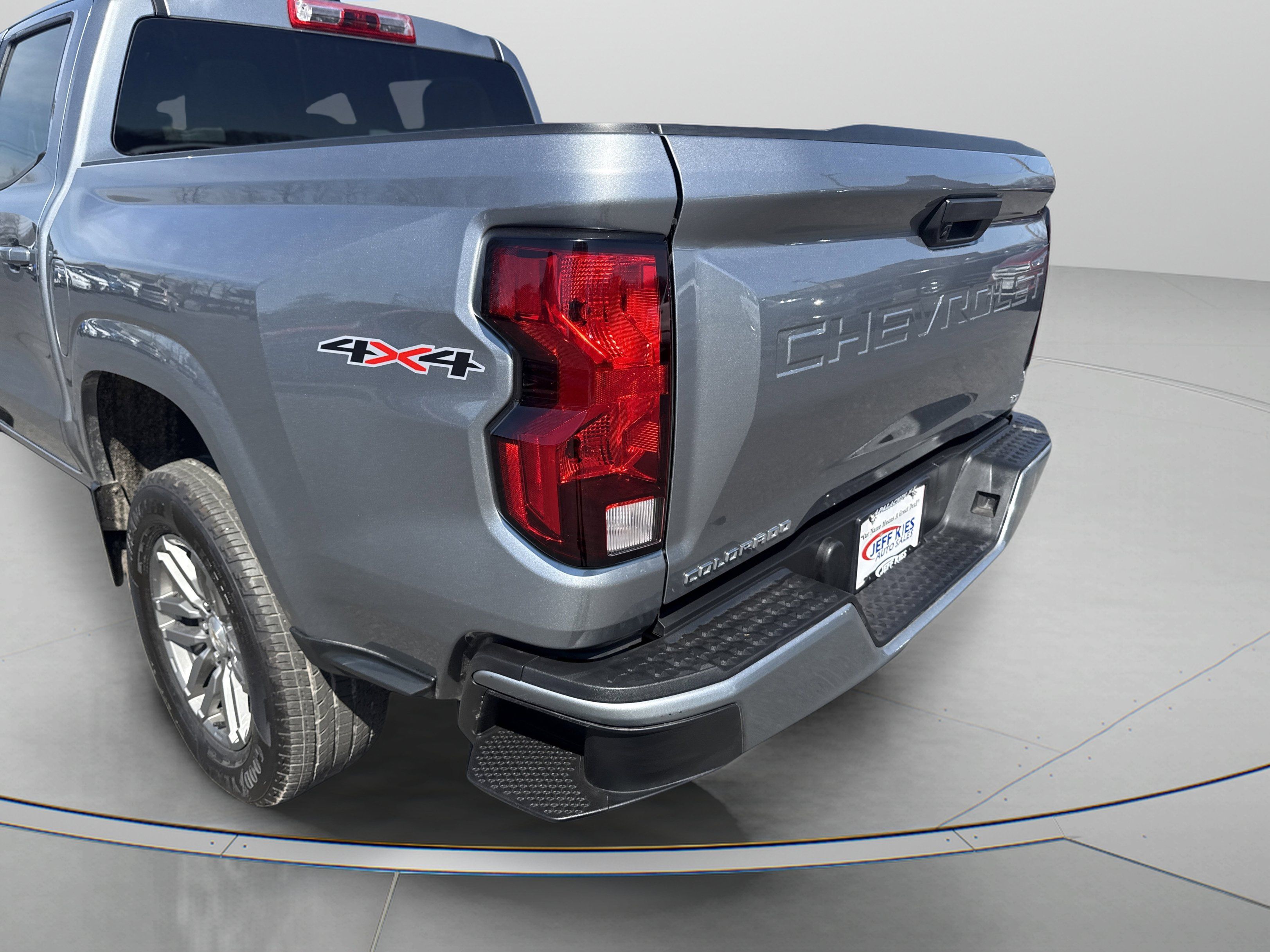Used 2024 Chevrolet Colorado LT AWD/4WD image 7