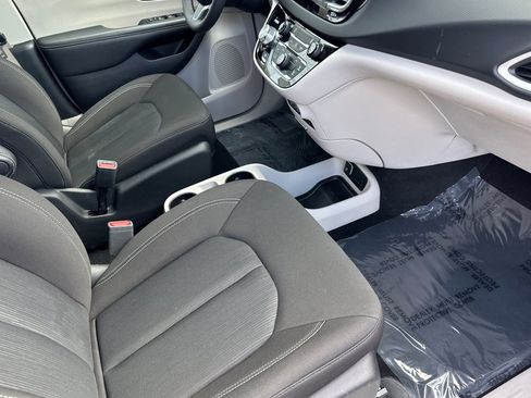 Used 2024 Chrysler Voyager LX image 18