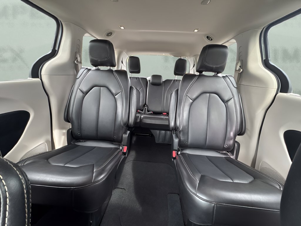 Used 2024 Chrysler Pacifica Touring-L FWD image 11