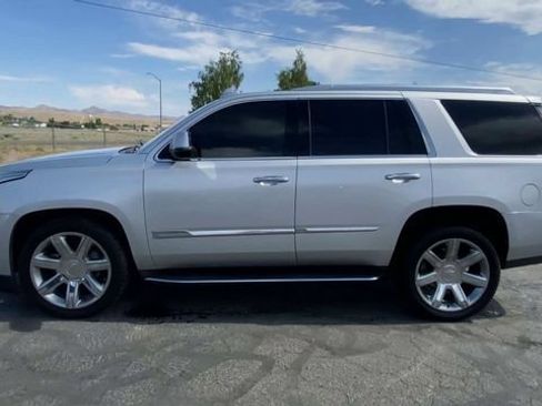 Used 2018 Cadillac Escalade Luxury AWD/4WD image 5