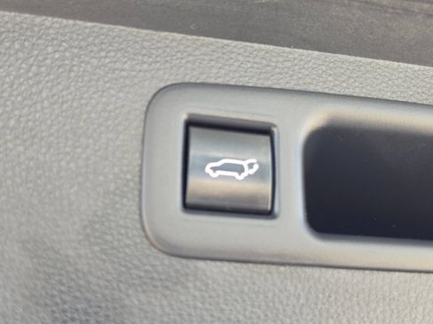 Used 2022 Toyota Highlander XLE AWD/4WD image 16