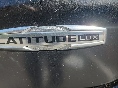 Used 2023 Jeep Compass Latitude w/ Sun and Sound Group AWD/4WD image 5