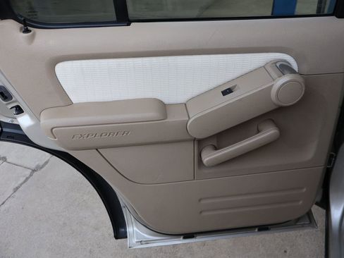Used 2007 Ford Explorer XLT image 25