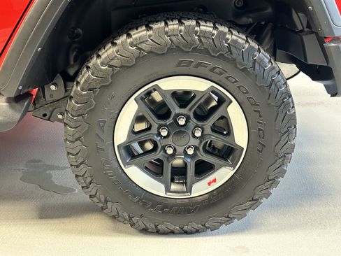 Used 2022 Jeep Wrangler Unlimited Rubicon w/ Cold Weather Group AWD/4WD image 3