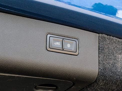 Used 2019 Bentley Bentayga AWD/4WD image 60