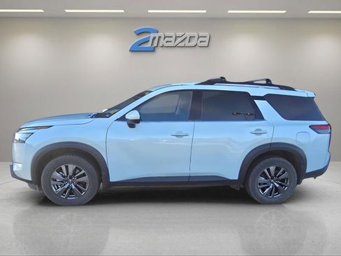 Used 2023 Nissan Pathfinder SV image 11