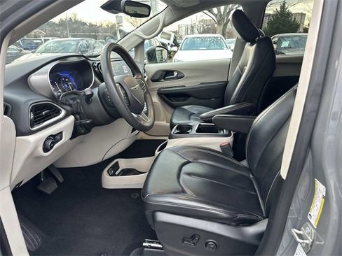 Certified 2023 Chrysler Pacifica Touring-L image 21