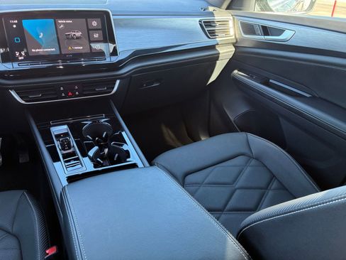 Used 2025 Volkswagen Atlas Cross Sport SE image 33