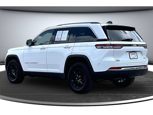 Certified 2024 Jeep Grand Cherokee Laredo AWD/4WD image 19